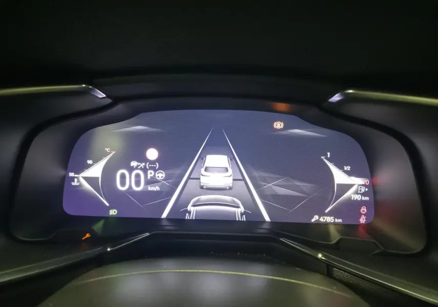 Affichage numérique du tableau de bord du DS7 Crossback 2025 montrant la vitesse à 0 km/h et l'assistance au maintien de voie.