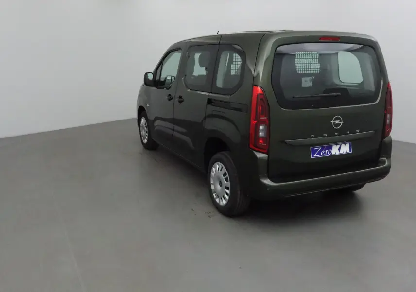 Opel Combo Life vert Sirkka vu de 3/4 arrière droit avec grille de séparation visible à l'intérieur.