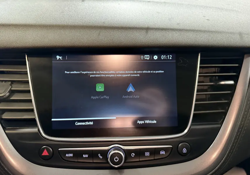 Écran tactile central de l’Opel Grandland X blanc 2021 affichant Apple CarPlay et Android Auto, vue intérieure frontale.