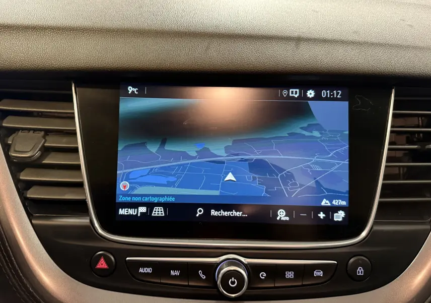 Écran tactile central du tableau de bord de l’Opel Grandland X 2021 affichant la navigation GPS en mode nuit.