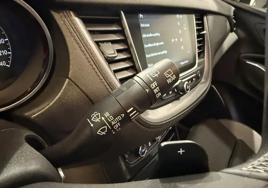 Gros plan sur la commande d’essuie-glace côté gauche dans l’habitacle noir de l’Opel Grandland X hybride 2021.