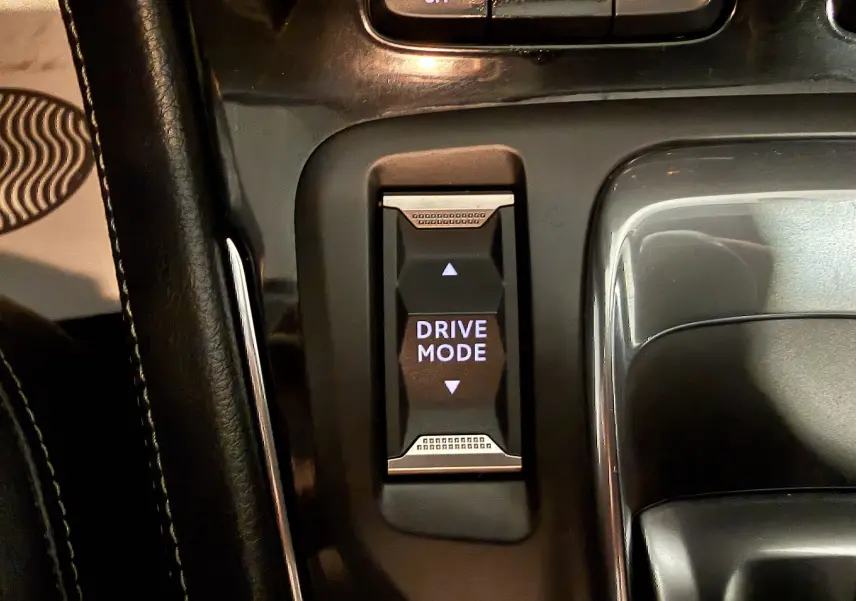 Gros plan sur le bouton "Drive Mode" au centre de la console intérieure d'un Opel Grandland X blanc.