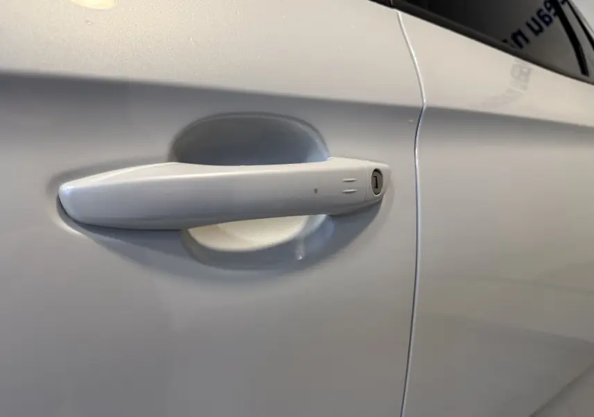 Poignée de porte côté gauche en gros plan sur Opel Grandland X blanc hybride rechargeable de 2021.