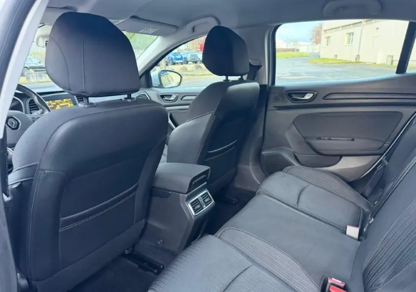 Vue intérieure arrière de la Renault Mégane 1.5 BlueDCI 115 ch Business, sièges noirs et aérateurs centraux visibles.