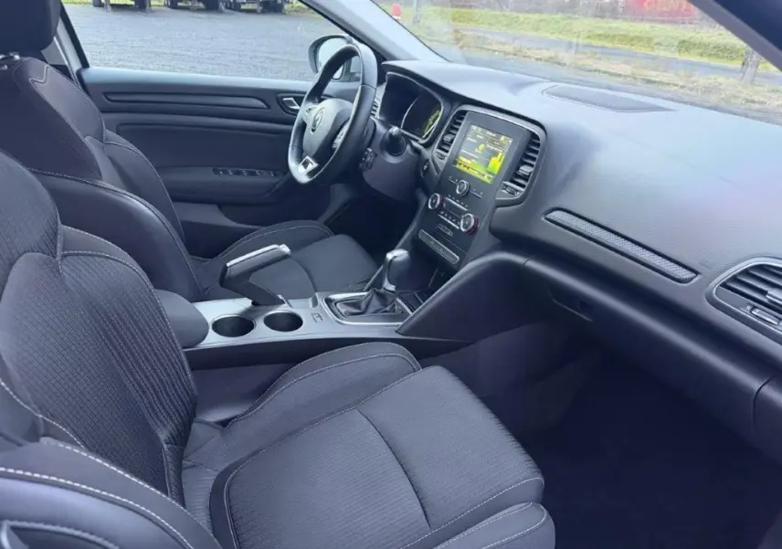 Intérieur avant droit de la Renault Mégane gris alu 2019, avec tableau de bord numérique et console centrale équipée.