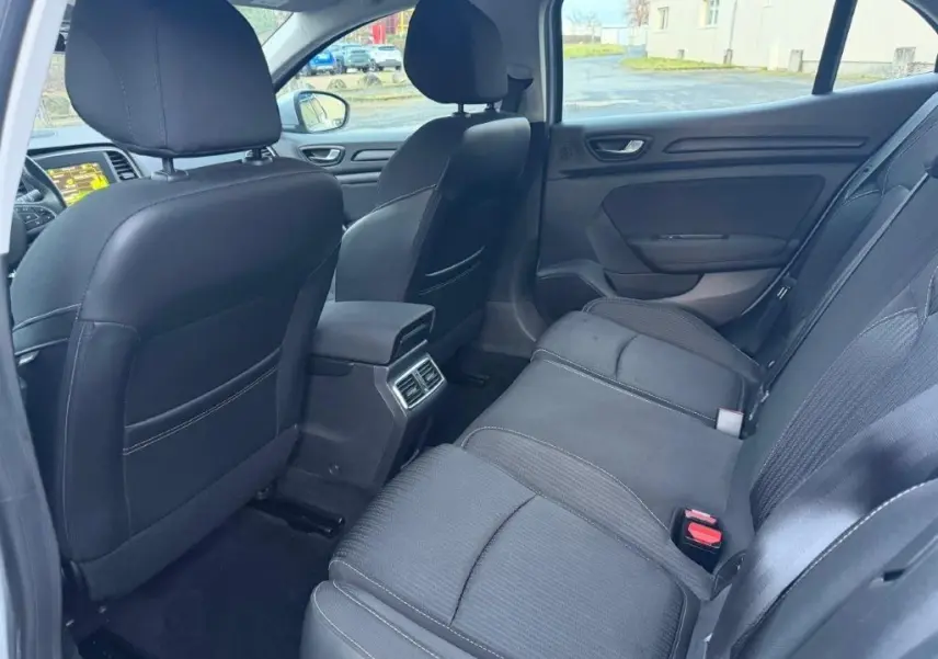 Vue intérieure côté droit sur les sièges arrière noirs de la Renault Mégane 1.5 BlueDCI 2019, avec aérateurs centraux visibles.