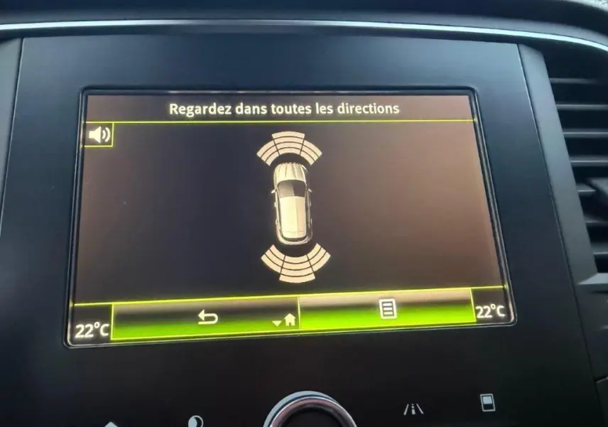 Écran central de la Renault Mégane gris alu 2019 montrant l'alerte de proximité avec température à 22°C.