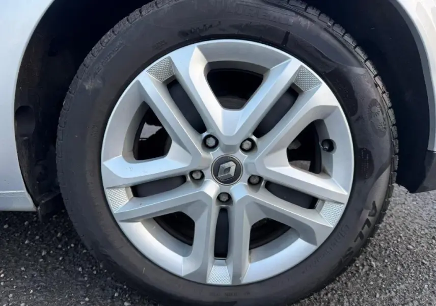 Gros plan sur la jante alliage argentée de la Renault Mégane 2019, mettant en valeur le logo central et le pneu Pirelli.