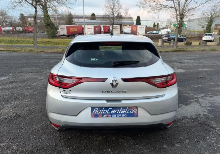Vue arrière d'une Renault Mégane gris alu de 2019 avec feux LED et logo distinctif sur un parking extérieur.