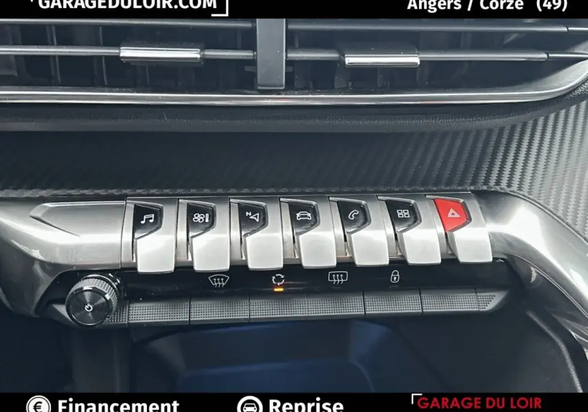 Gros plan sur la console centrale du Peugeot 3008 blanc 2024, montrant les boutons de commande argentés et le bouton d'alerte rouge.