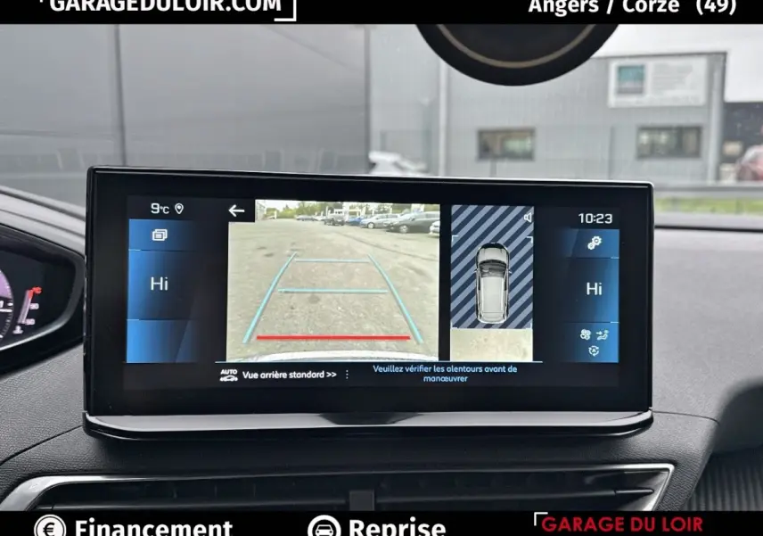 Écran central du Peugeot 3008 blanc montrant la caméra de recul et l'affichage 360° du stationnement.