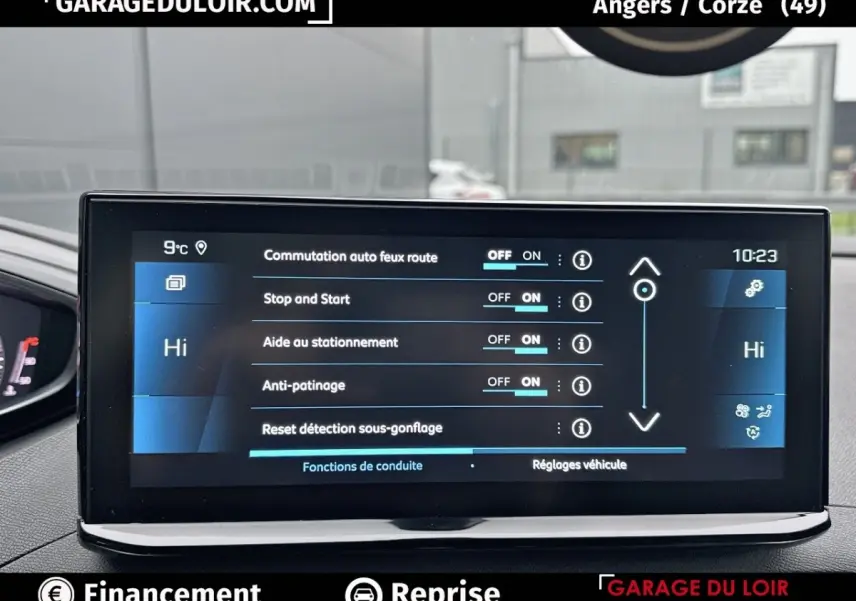 Écran tactile central du Peugeot 3008 blanc 2024 affichant les réglages d’aides à la conduite.