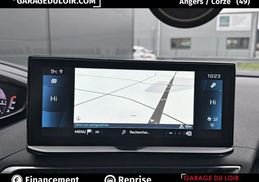 Écran tactile central du tableau de bord du Peugeot 3008 blanc, affichant le système de navigation en mode carte.