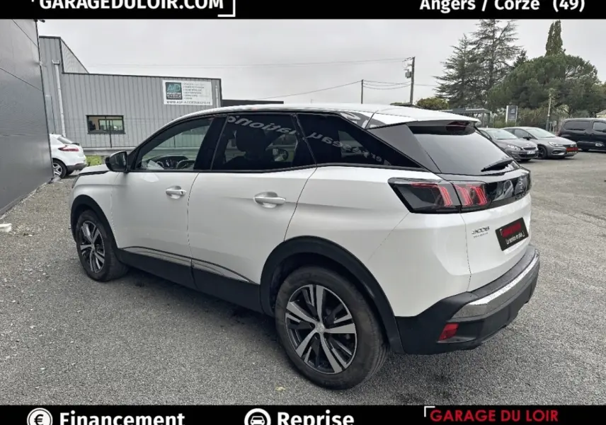 Peugeot 3008 blanc vue 3/4 arrière droit, avec feux arrière LED et vitres teintées noires.