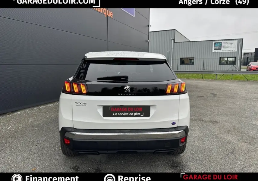 Vue arrière d'un Peugeot 3008 blanc avec feux arrière LED caractéristiques et toit noir brillant.
