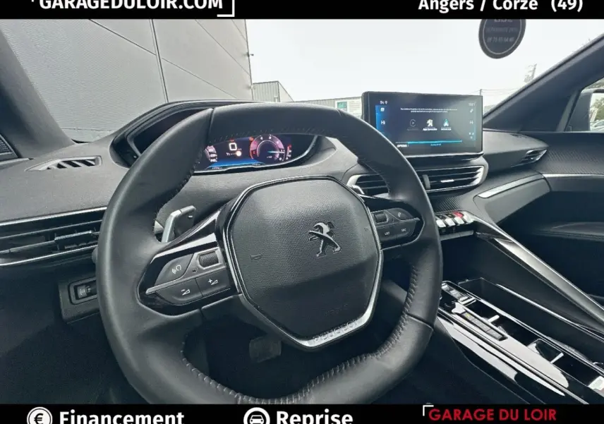 Vue intérieure centrée sur le volant cuir noir et le tableau de bord numérique du Peugeot 3008 2024, finition Allure.