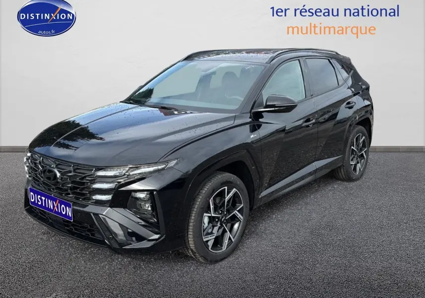 Hyundai Tucson noir en 3/4 avant droit, avec calandre glossy black et jantes alliage 19 pouces.