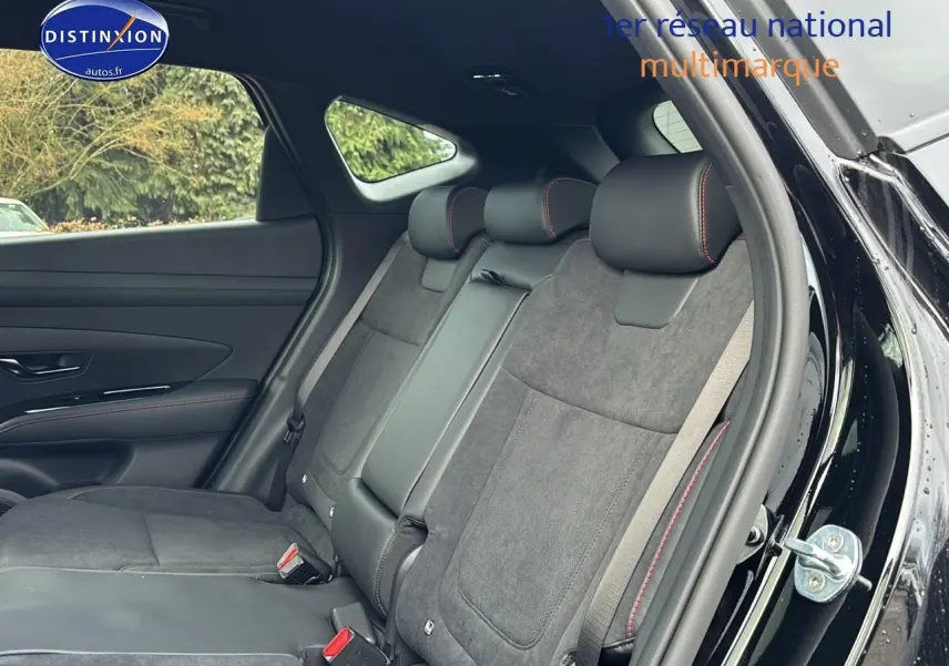 Vue intérieure côté droit sur la banquette arrière noire avec surpiqûres rouges du Hyundai Tucson 2026 hybride N Line.