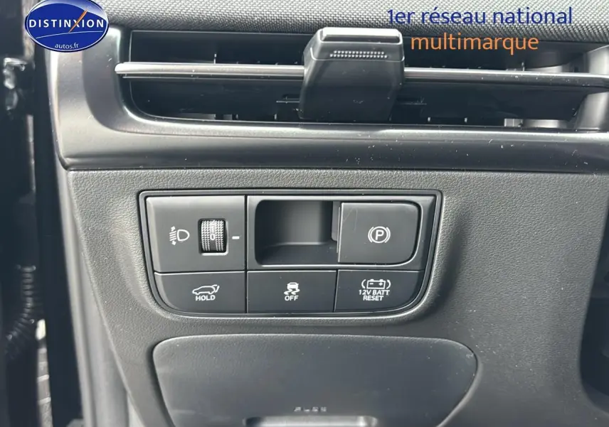 Gros plan sur les commandes noires du tableau de bord côté conducteur du Hyundai Tucson noir 2026 hybride N Line.