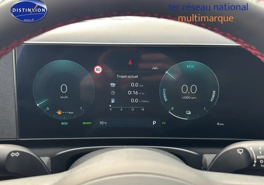 Tableau de bord numérique du Hyundai Tucson 2026, affichage du compteur et informations de conduite vues de face.