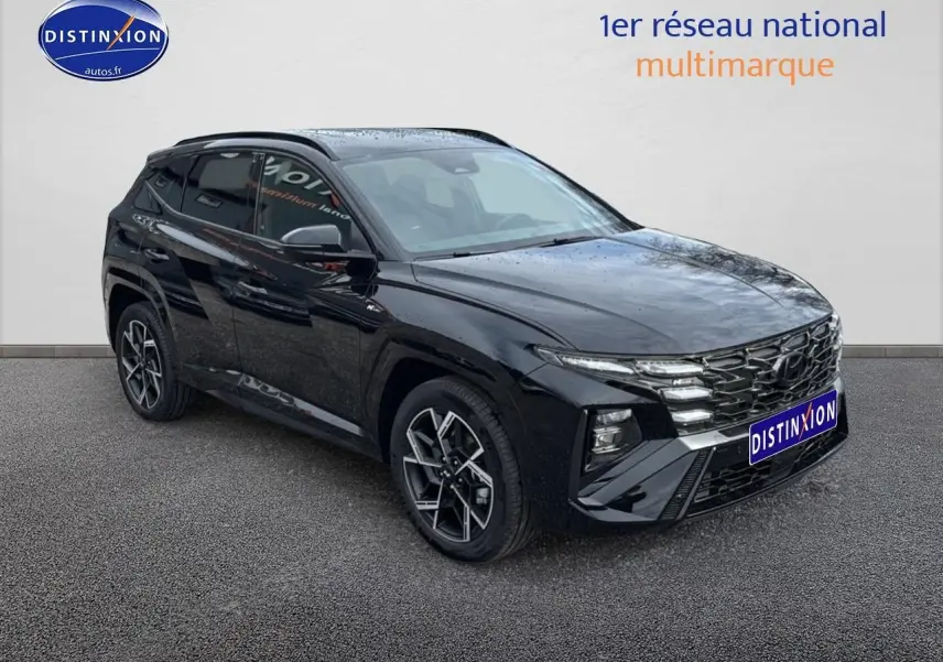 Hyundai Tucson noir en 3/4 avant droit, avec calandre glossy black et jantes alliage 19 pouces.