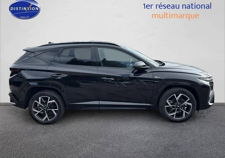 Hyundai Tucson noir vue de profil côté gauche, avec jantes alliage 19 pouces et finitions N Line visibles.