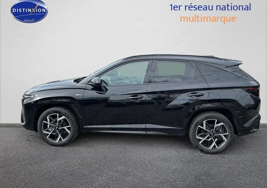 Profil latéral droit du Hyundai Tucson noir 2026 avec jantes alliage 19 pouces et finitions N Line visibles.