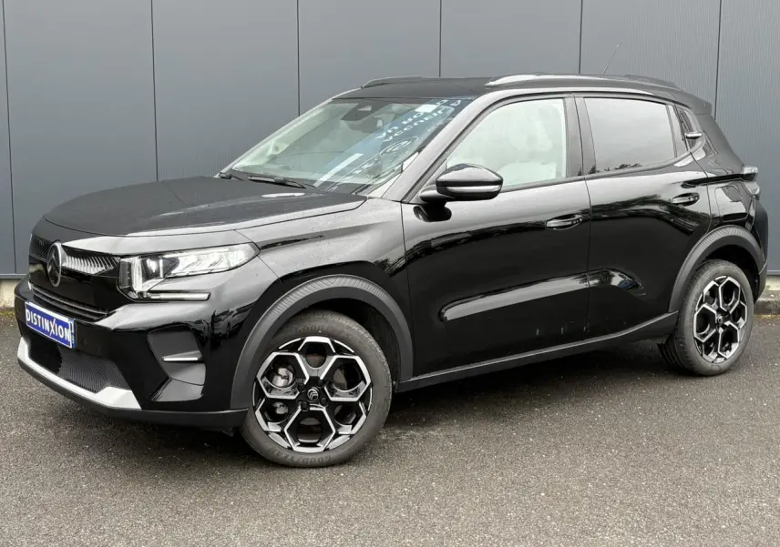 Vue 3/4 avant droite d'une Citroën C3 Turbo 100 Max noire Perla avec jantes alliage et barres de toit noires.