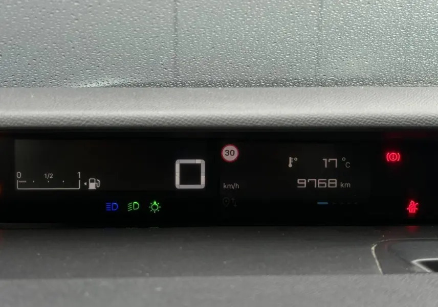 Affichage numérique du tableau de bord de la Citroën C3 Turbo 100 Max, avec jauge essence et indicateurs lumineux.