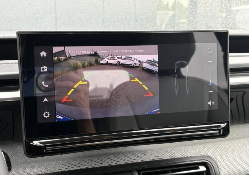 Écran central de la Citroën C3 Turbo 100 Max montrant la caméra de recul avec guidage coloré, intérieur gris.