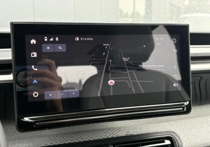 Écran central tactile 10 pouces affichant la navigation GPS dans l'habitacle du Citroën C3 Noir Perla, vue de face.