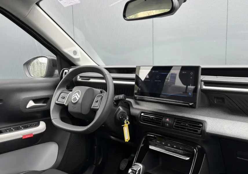 Vue intérieure côté conducteur de la Citroën C3 2025 avec tableau de bord noir et écran tactile central 10 pouces.