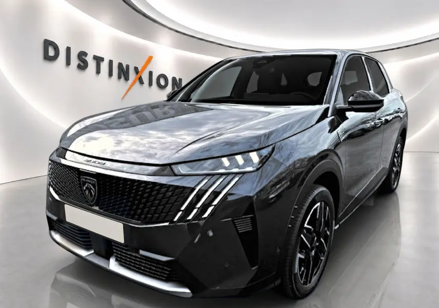 Peugeot 3008 gris titane en 3/4 avant droit, avec calandre noire et phares LED distinctifs.
