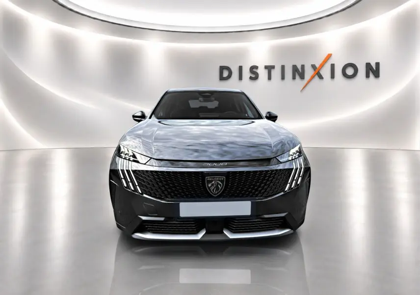 Vue frontale du Peugeot 3008 gris titane 2025 avec calandre noire et feux LED distinctifs en griffes.