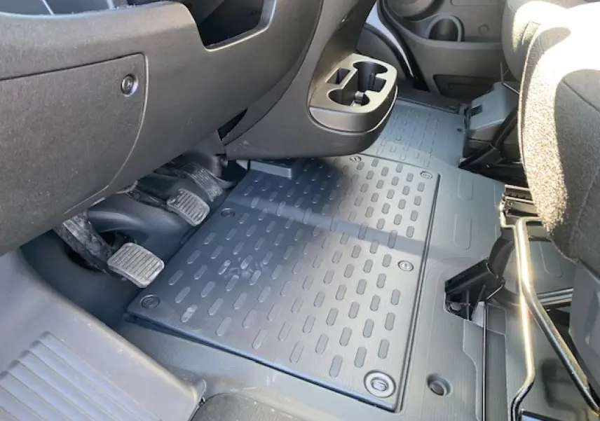 Vue rapprochée du plancher côté conducteur du Fiat Ducato Fourgon 2022 avec pédales et porte-gobelets intégrés.