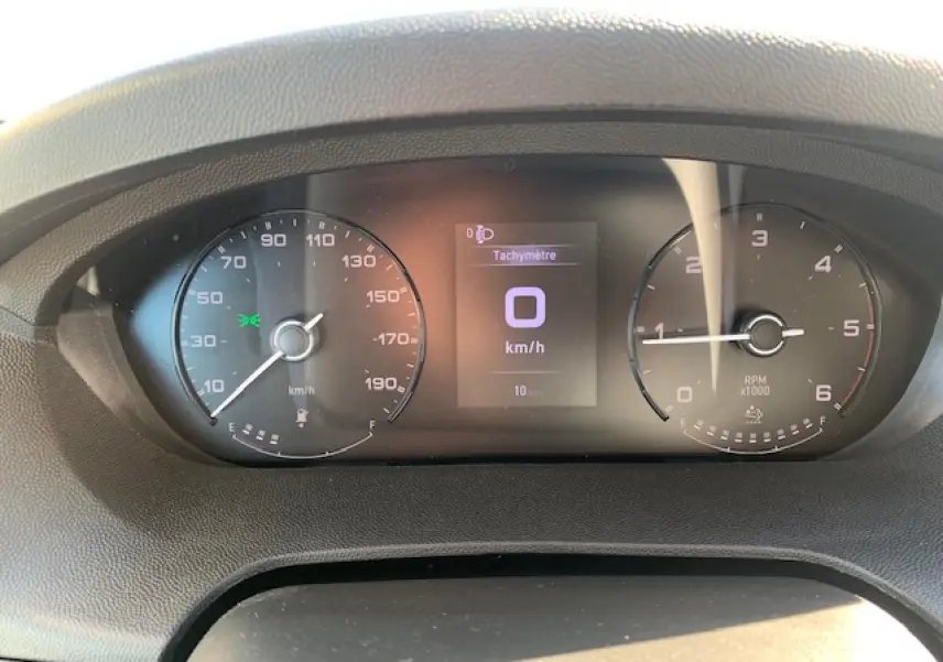 Gros plan sur le tableau de bord du Fiat Ducato Fourgon blanc 2022, affichant la vitesse à 0 km/h et le compte-tours.