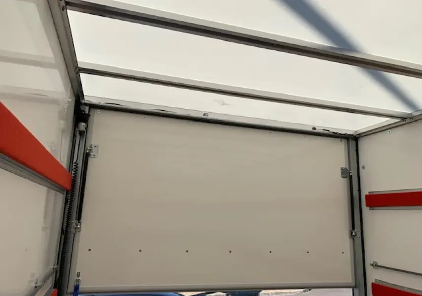 Intérieur du fourgon blanc Fiat Ducato 2022, vue sur la paroi arrière avec renforts rouges et toit translucide.