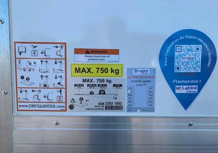 Détail du hayon élévateur blanc du FIAT Ducato Fourgon avec étiquettes de charge et QR code visible.