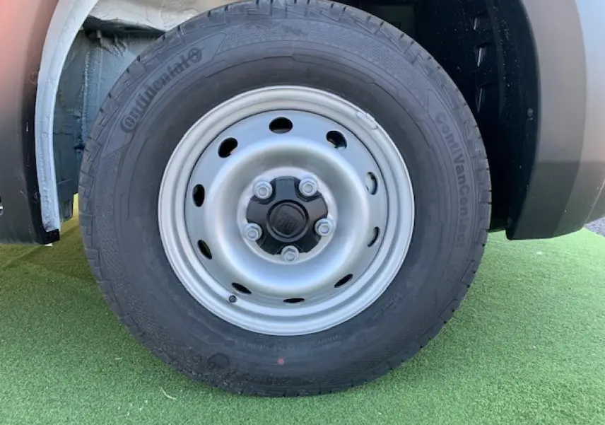 Gros plan sur la roue avant gauche du FIAT Ducato blanc avec jante acier 16 pouces et pneu Continental.