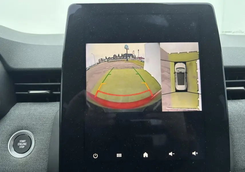 Écran multimédia de Renault Clio 2025 montrant la caméra de recul et la vue aérienne du stationnement.