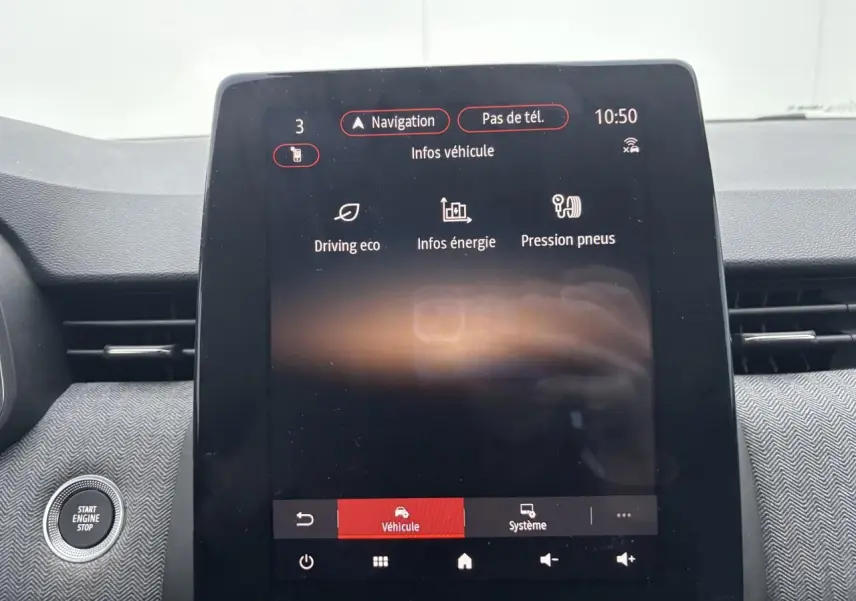 Écran tactile central de la Renault Clio V rouge Flamme, affichant les options de navigation et infos véhicule.