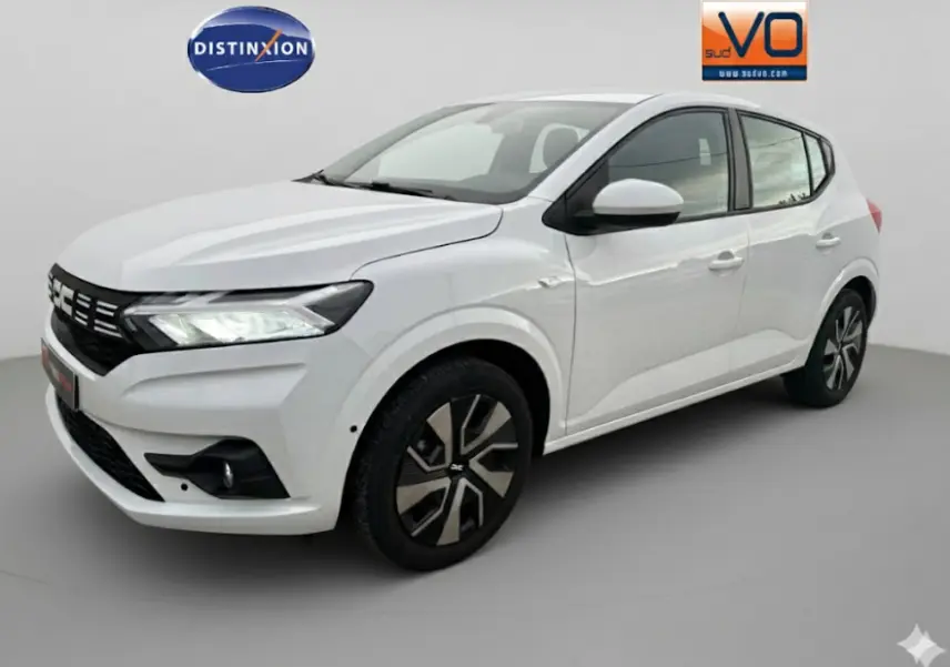 Vue 3/4 avant droite d'une Dacia Sandero TCe 90 Expression blanche avec phares LED et jantes alliage.