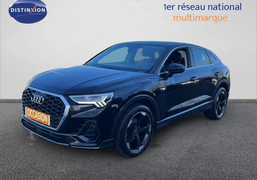 Audi Q3 Sportback noir mythic en 3/4 avant droit, avec calandre hexagonale et jantes noires distinctives.