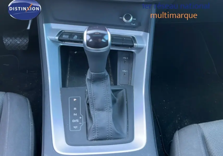 Le levier de vitesse automatique noir de l'Audi Q3 Sportback 2022, vue rapprochée de la console centrale.