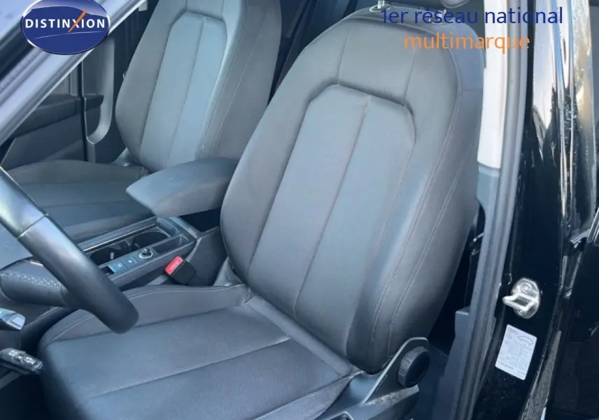 Vue intérieure sur les sièges avant en tissu gris foncé d’un Audi Q3 Sportback noir mythic avec portière ouverte côté gauche.