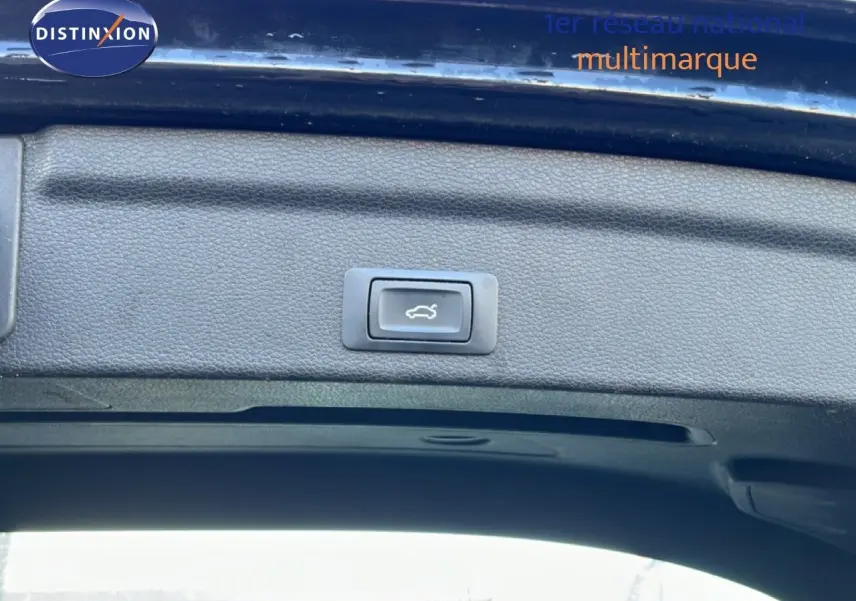 Bouton d'ouverture électrique du coffre visible sur la partie intérieure du hayon d'un Audi Q3 Sportback noir mythic.