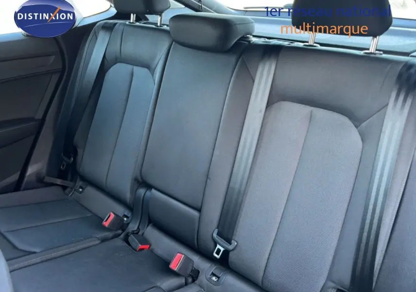 Vue intérieure sur les sièges arrière en tissu gris foncé de l'Audi Q3 Sportback 2022, avec ceintures de sécurité visibles.