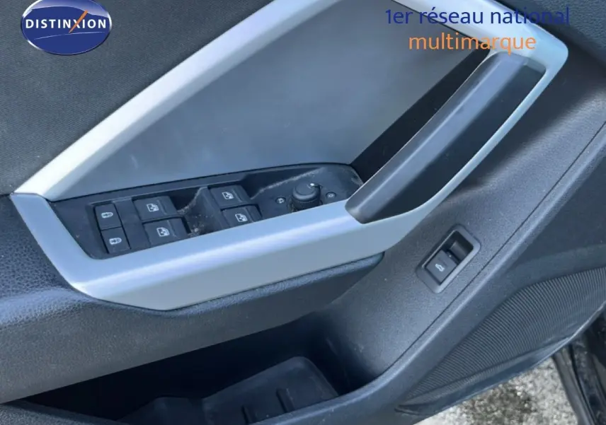 Gros plan sur la porte avant gauche noire mythic de l'Audi Q3 Sportback 2022 avec commandes des vitres et rétroviseurs.