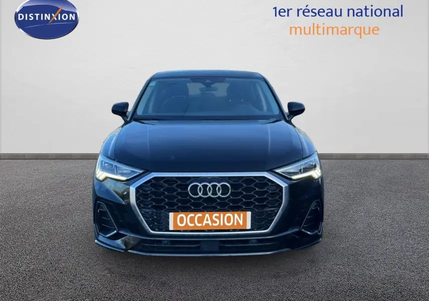 Audi Q3 Sportback noir mythic vue de face, mettant en valeur sa calandre hexagonale et ses phares LED allumés.