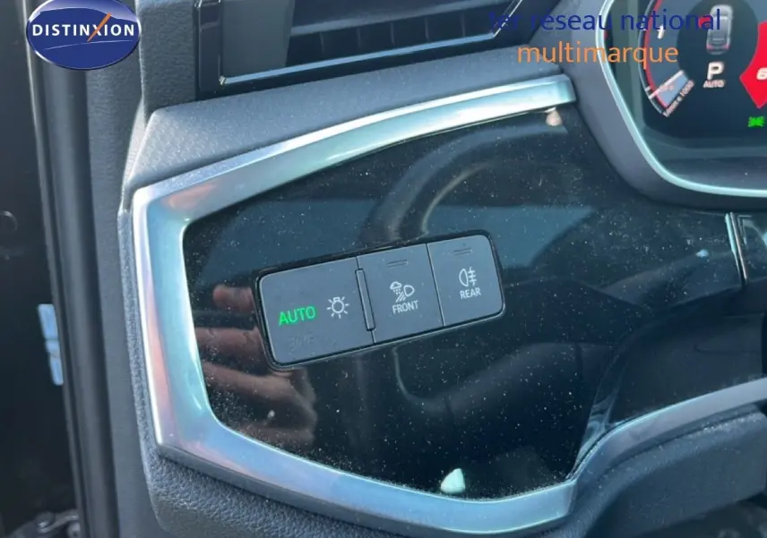 Gros plan sur les commandes d’éclairage intérieures de l’Audi Q3 Sportback noir mythic, avec bouton auto allumé.
